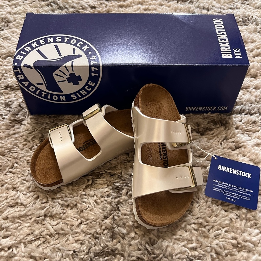 Little Girls Birkenstock Arizona sandals in electric metallic pearl C9